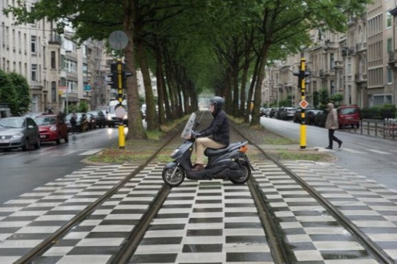 Mag je op een busstrook, busbaan of trambedding fietsen?