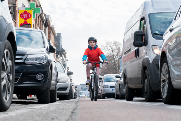 fietser met rode jas overdag
