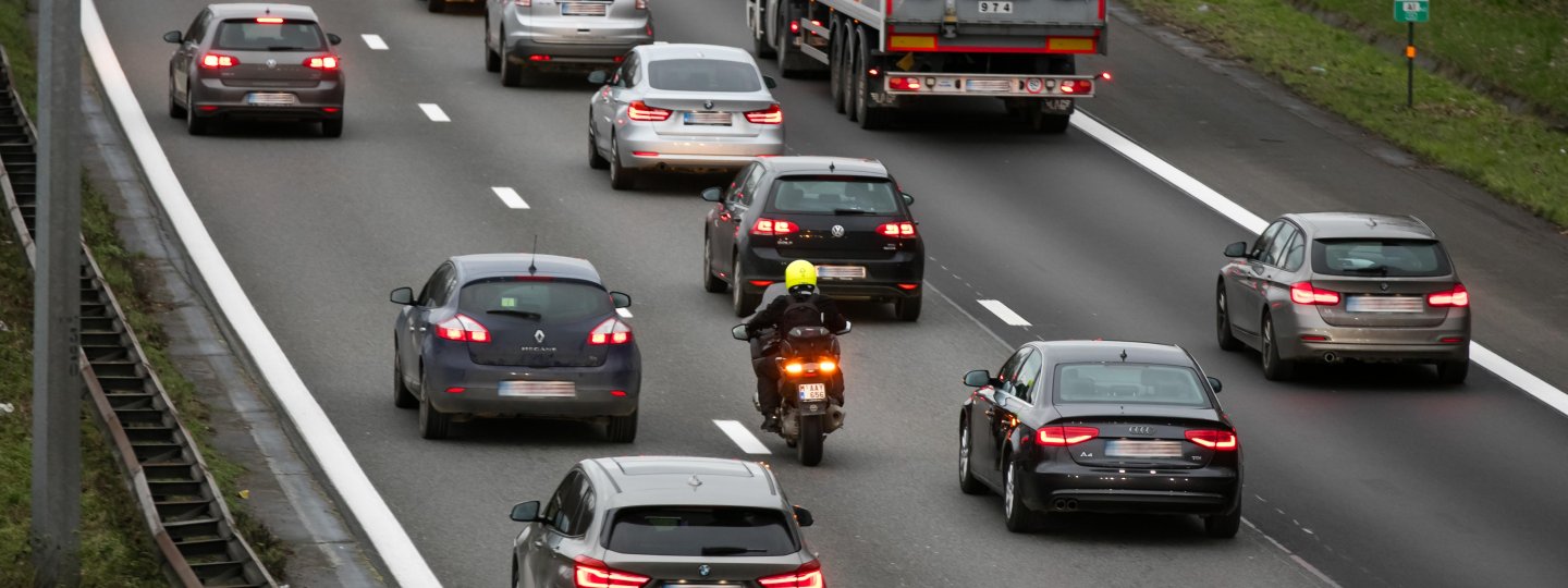 auto's op 3 rijstroken op een autosnelweg