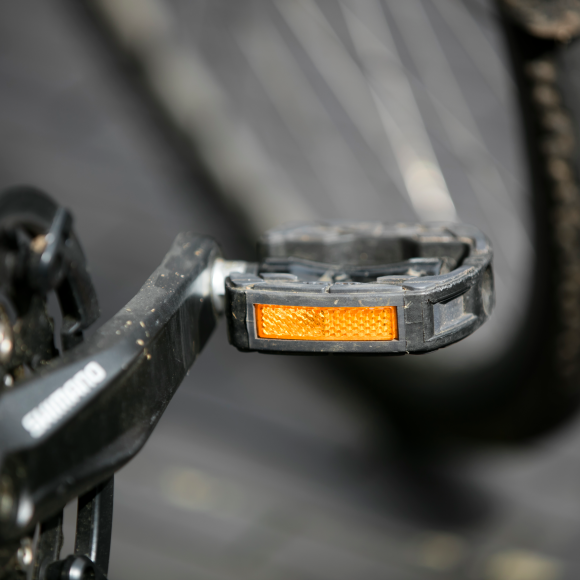 Oranje reflectoren in pedalen fiets