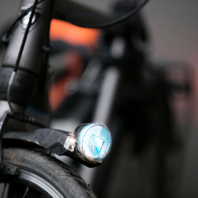wit fietslicht vooraan op de fiets