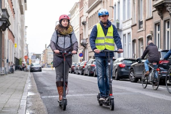 2 mensen met e-step