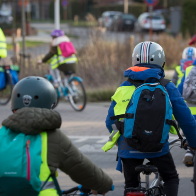 groep fietsers in een fluohesje