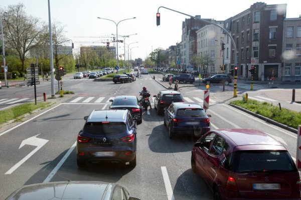auto's aan kruispunt voor rood licht