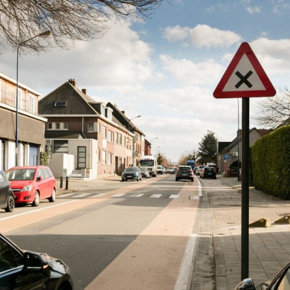 fietssuggestiestrook aan kruispunt met voorrang van rechts