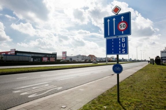 Mag je op een busstrook, busbaan of trambedding fietsen?