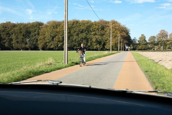 fietsers op een fietssuggestiestrook