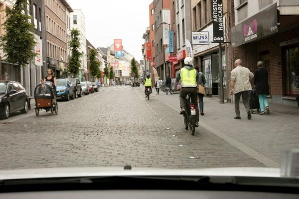 fietsers op een fietssuggestiestrook in de stad