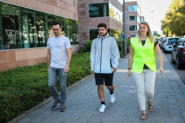 voetgangers in fluo, reflecterende en donkere kledij overdag