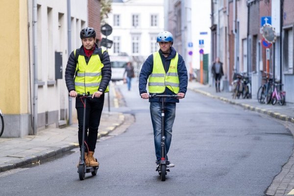 2 mannen met een e-step