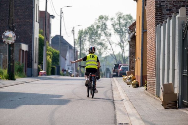 kind dat arm uitsteekt om af te slaan met de fiets