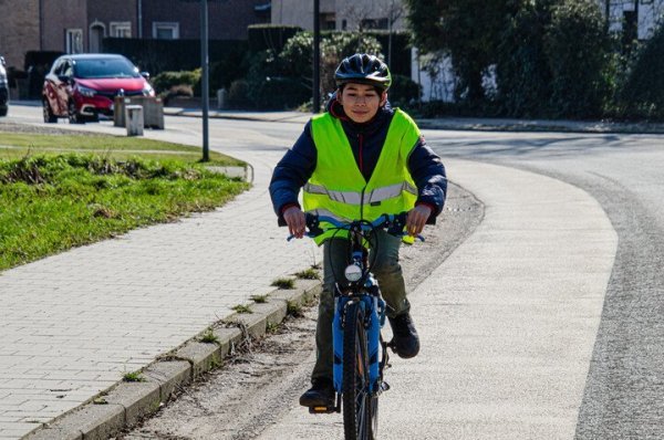kind dat op fietssuggestiestrook rijdt
