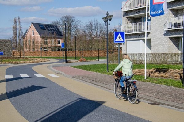fietsers op een fietssuggestiestrook