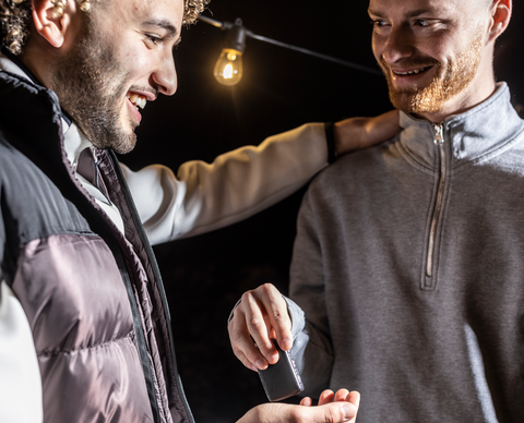 2 jonge mannen, de ene overhandigt de andere autosleutels