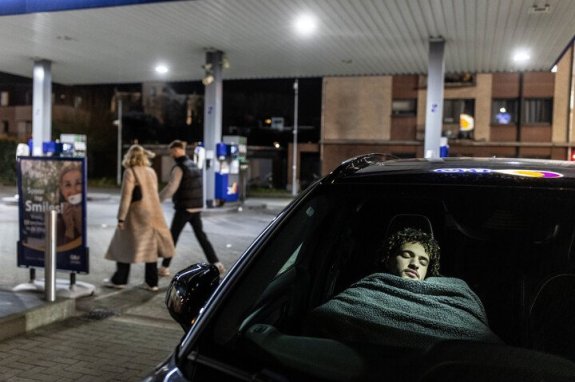 man die powernap doet in auto