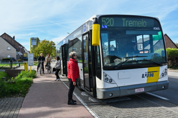 Lijnbus met bestuurder en passagier