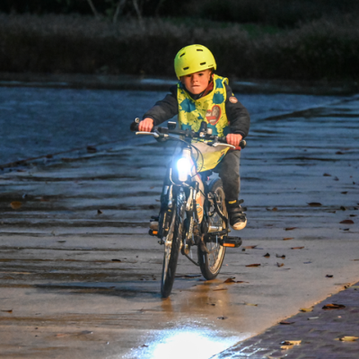 kind, fietsverlichting, fluohesje, fietshelm
