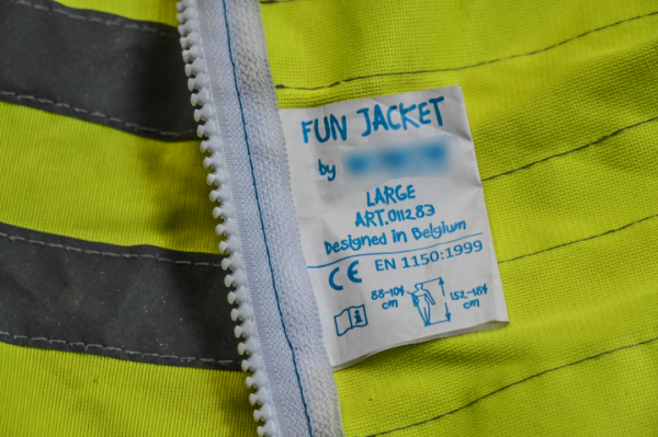 kwaliteitslabel in fluohesje met certificaatsnummer