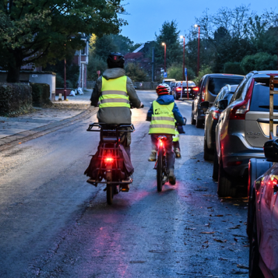 fietsers in het donker met fietslicht en fluohesje