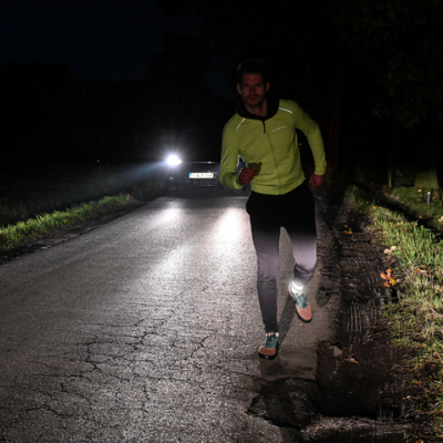 jogger in het donker met fluokledij