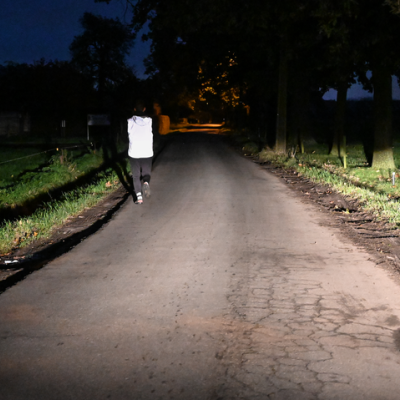 jogger met een reflecterende vest in het donker