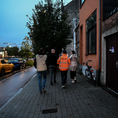 voetgangers op een voetpad met zichtbare kledij