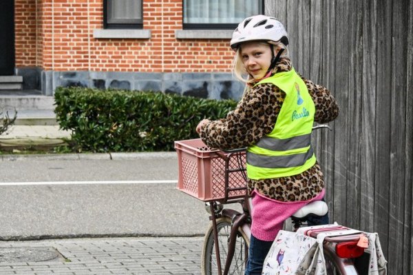 kind dat vertrekt met de fiets