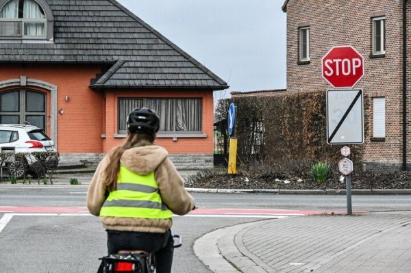 kind aan een kruispunt met de fiets