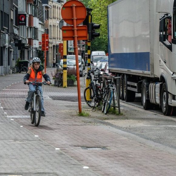 kind op een fietspad, vrachtwagen op de rijbaan