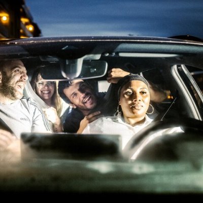 vrienden in de auto