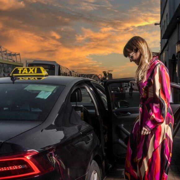 koppel dat een taxi neemt