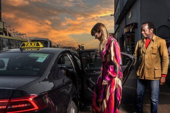 koppel dat een taxi neemt