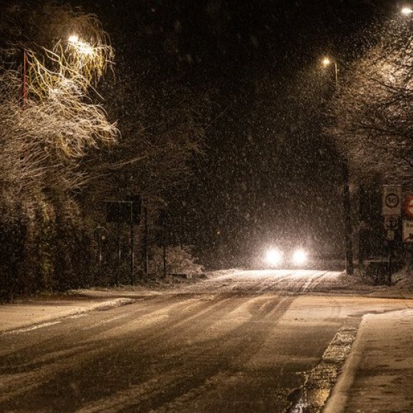 auto rijdend in het donker