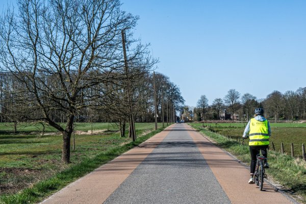 Fietser op een fietssuggestiestrook