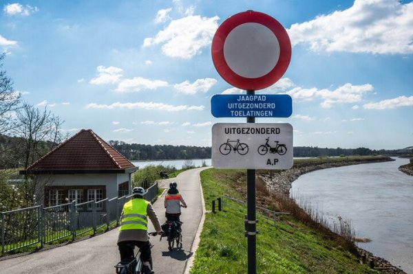 verkeersbord en fietsers op een jaagpad