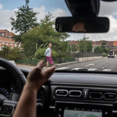 auto die stopt voor zebrapad