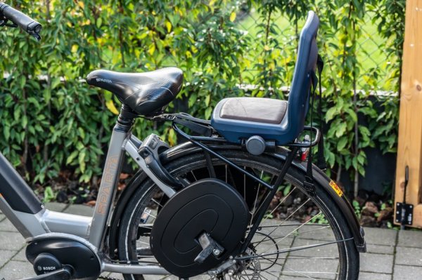 fiets met een juniorstoeltje achterop
