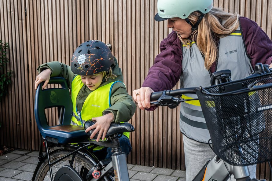 kind op een juniorstoeltje achteraan op de fiets