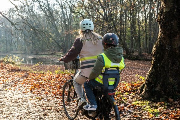 moeder die fietst met kind achterop
