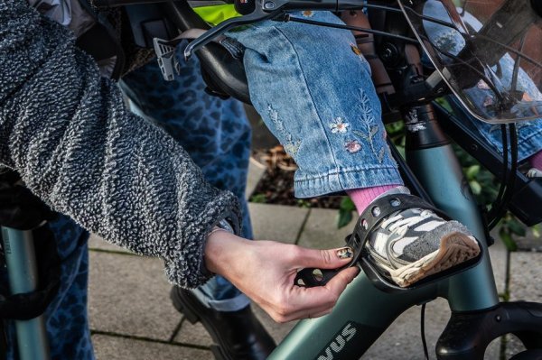 voetriempjes van fietsstoel vastmaken