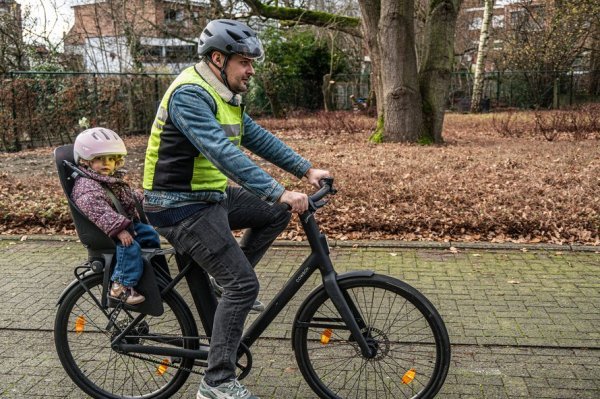 ouder die fietst met kin d in fietsstoeltje