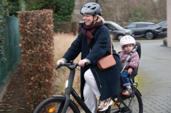 moeder die fietst met kind achterop