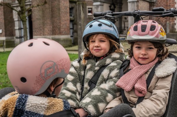 3 kinderen in een bakfiets