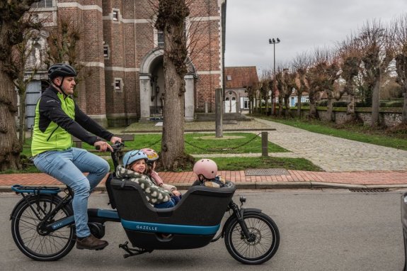 vader met bakfiets met 3 kinderen