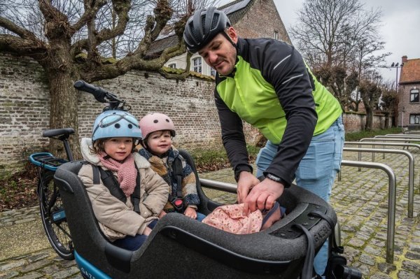man die bagage in bakfiets zet