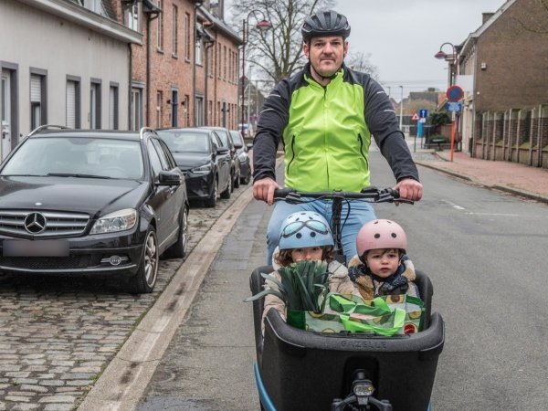 man die fietst met bakfiets