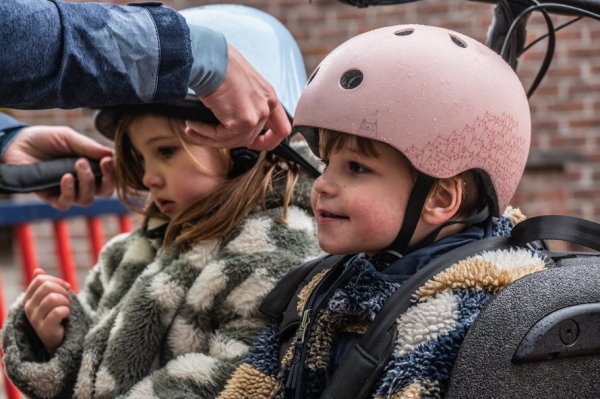 2 kinderen in een bakfiets