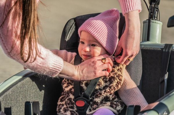 gordels aandoen bij baby in een bakfiets