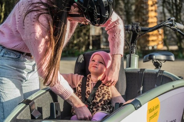 moeder die baby vastzet in een bakfiets