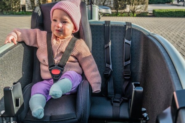 baby in een zitje in een bakfiets
